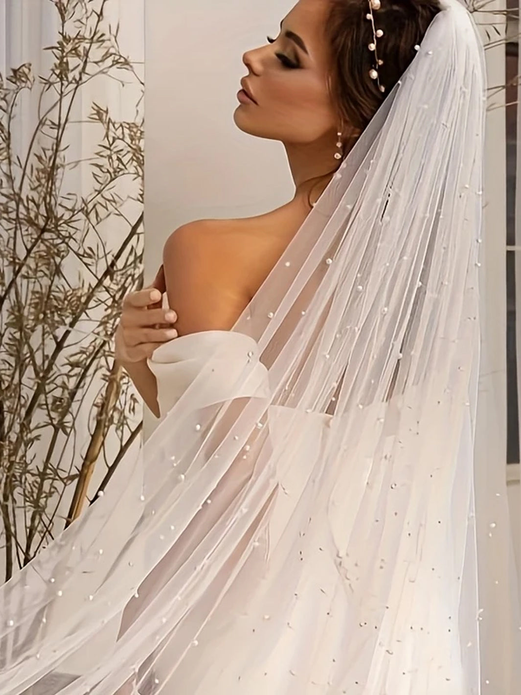 Luxurious Veil with Comb and Pearl Embellishments - 3m
