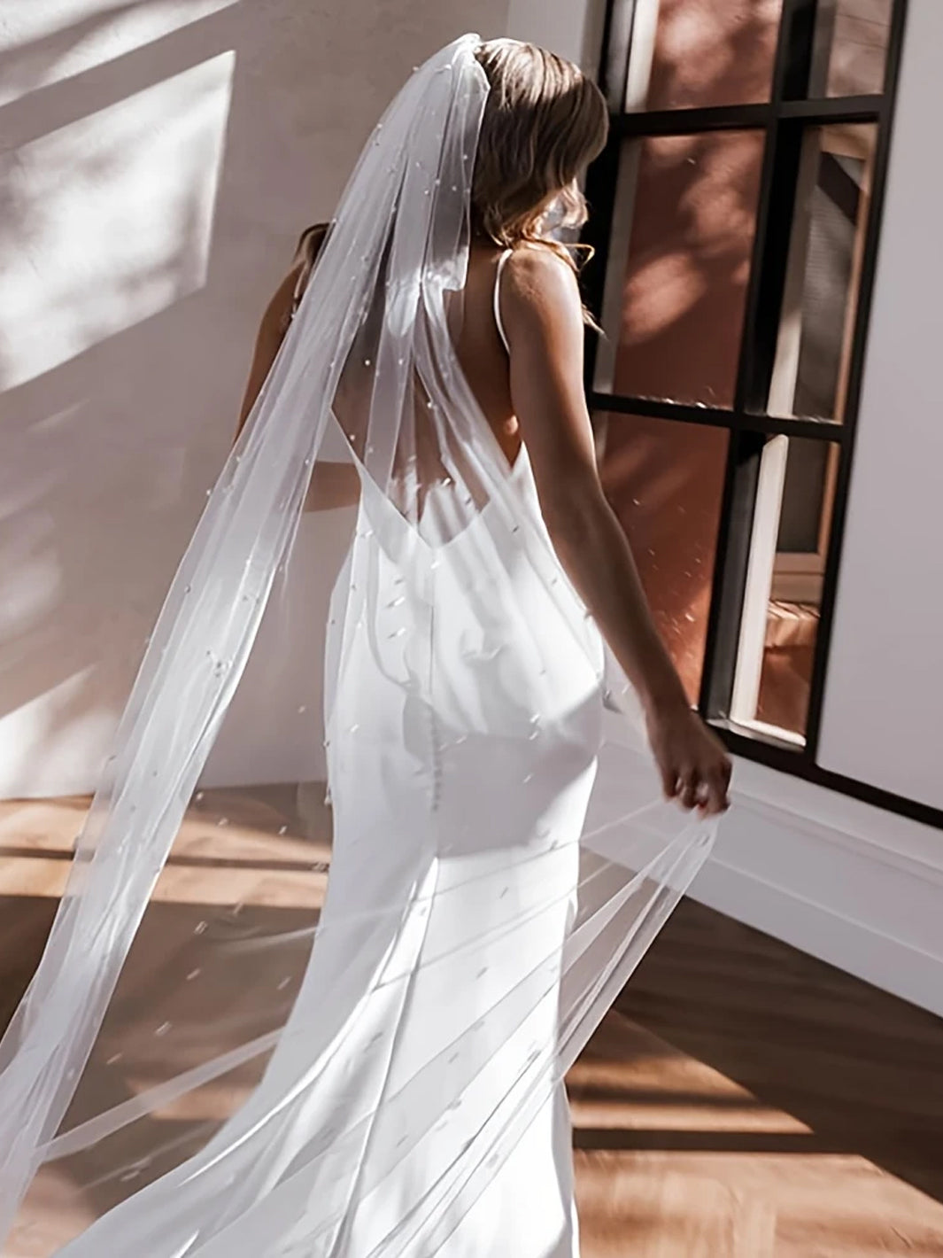 Luxurious Veil with Comb and Pearl Embellishments - 3m